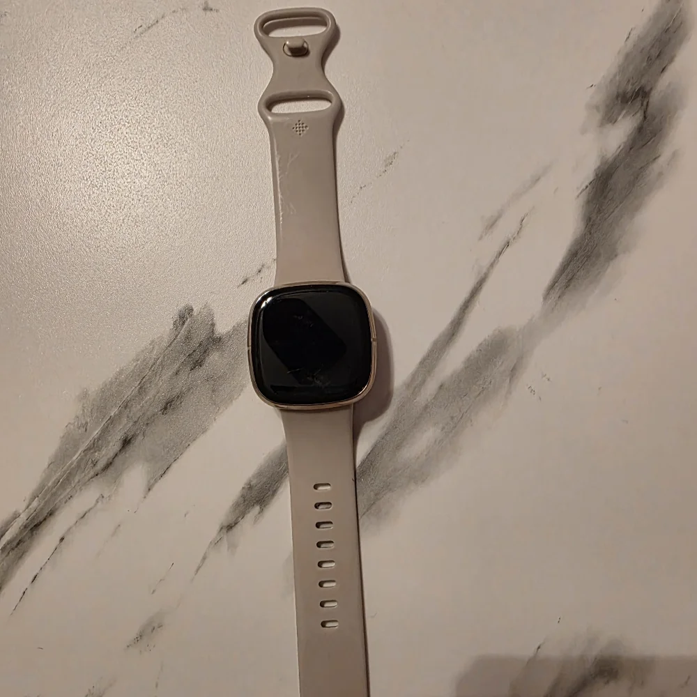 Elegant Cream Smartwatch with Advanced Features